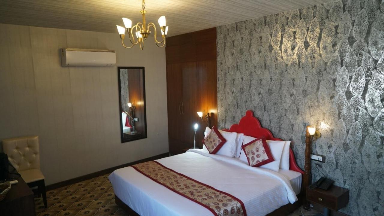 Hotel Sukh Mehal Jalandhar Esterno foto